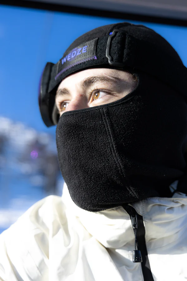 Persona con la balaclava polar Aliverti en la nieve