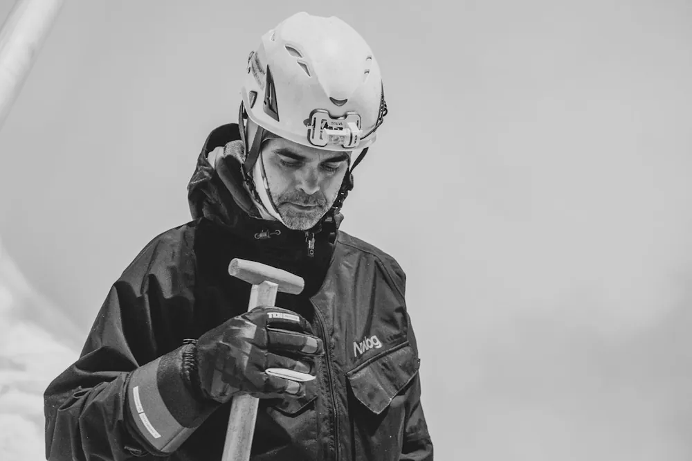 Rescatista con casco sosteniendo una pala